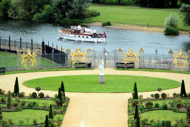 river thames cruise to hampton court palace
