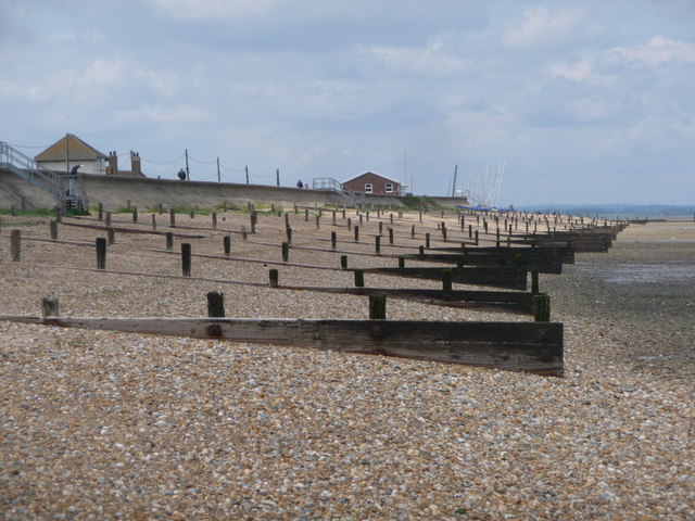 Seasalter: groynes © Chris Downer cc-by-sa/2.0 :: Geograph Britain and ...