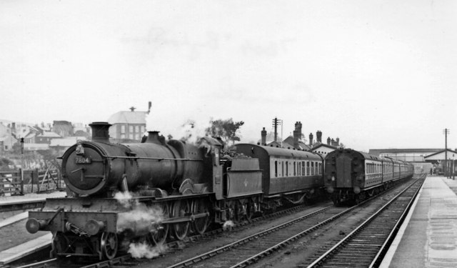 A stopping train for Milford Haven... © Ben Brooksbank cc-by-sa/2.0 ...