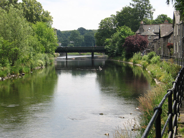 Kendal - River Kent upstream of Victoria... © Dave Bevis cc-by-sa/2.0 :: Geograph Britain and