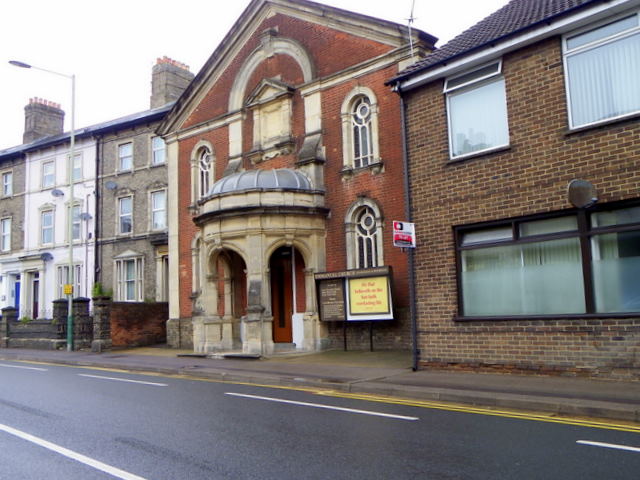 Emmanuel Church Salisbury © Maigheach Gheal Geograph Britain And