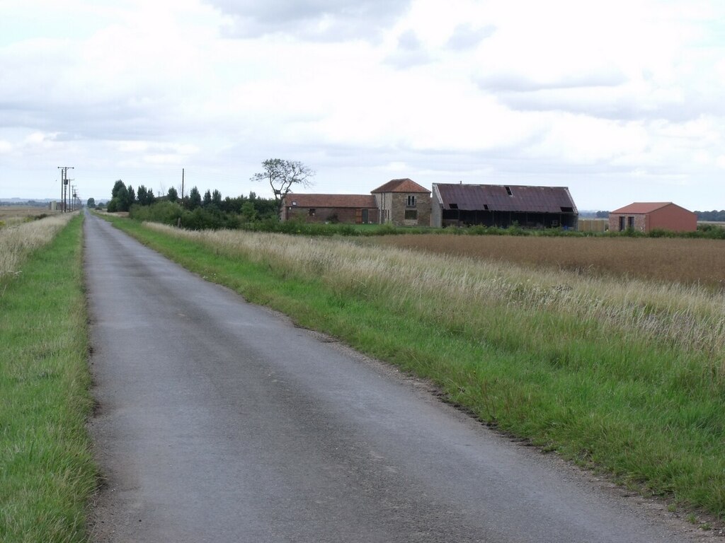 Willow farm and Dunston Fen lane © J.Hannan-Briggs cc-by-sa/2.0 ...