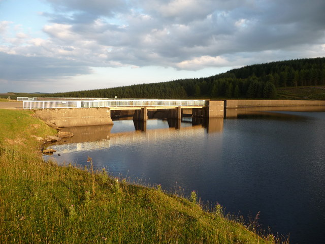 Part of the dam wall at Lluest-wen... © Jeremy Bolwell :: Geograph ...