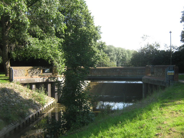 Weir and bridge over River Cray © David Anstiss cc-by-sa/2.0 ...