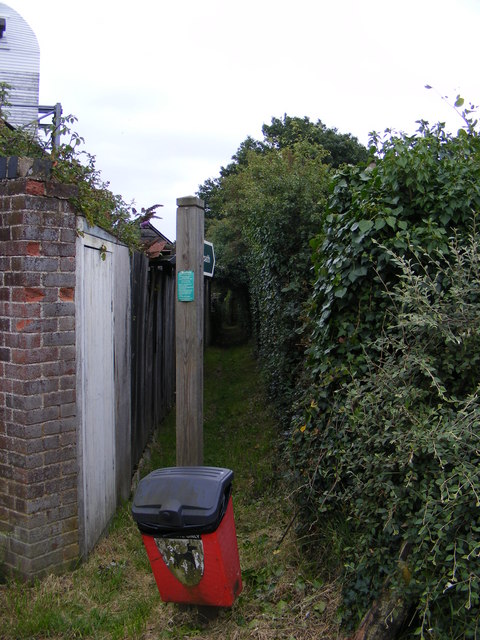 Footpath to Low Road & Chase's Lane