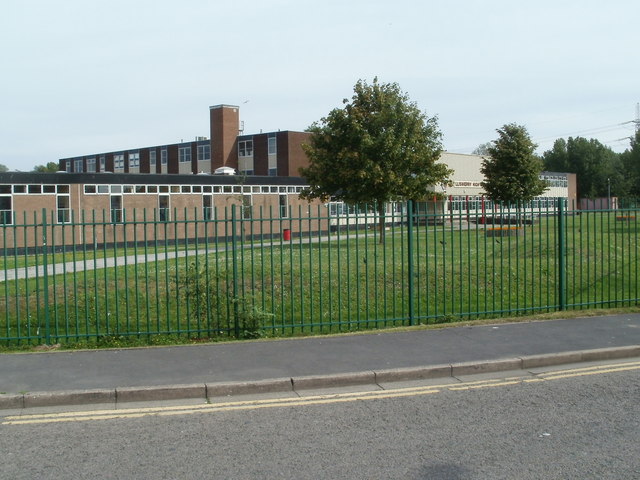 Lliswerry High School, Newport © Jaggery cc-by-sa/2.0 :: Geograph ...