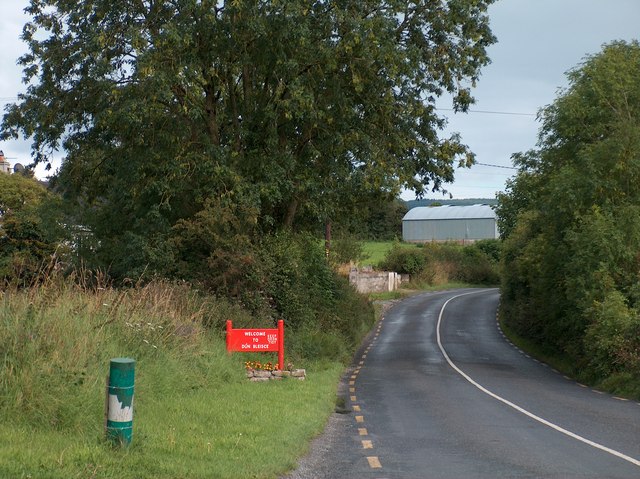 Village sign west of Doon (Dún Bleisce) on the R505