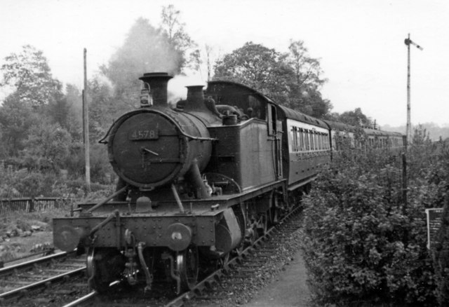 Shrewsbury - Worcester train entering Hampton Loade station