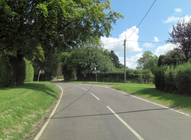 Wield Road junction with Common Hill