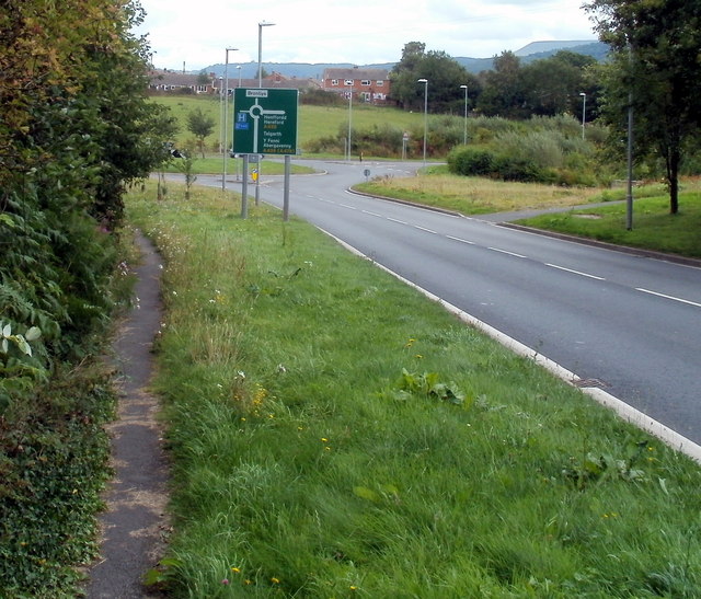 Narrow pavement alongside A438, Bronllys