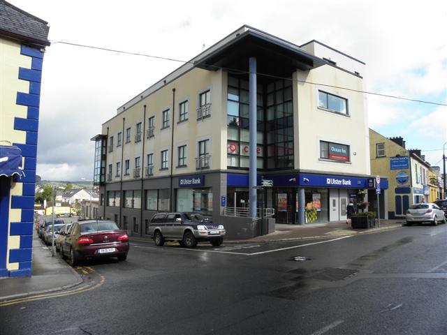 Ulster bank, Donegal Town © Kenneth Allen cc-by-sa/2.0 :: Geograph Ireland