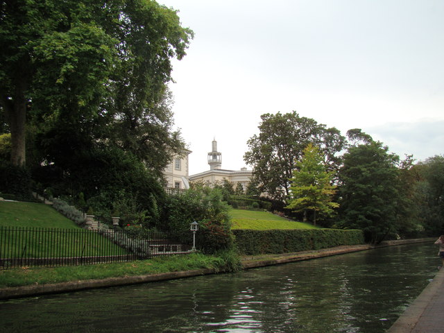 Minaret of the Central London Mosque, viewed from Regent's Canal