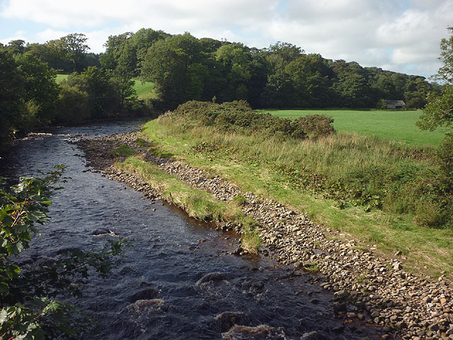 The Wyre from the bridge to Wyreside... © Karl and Ali cc-by-sa/2.0 ...