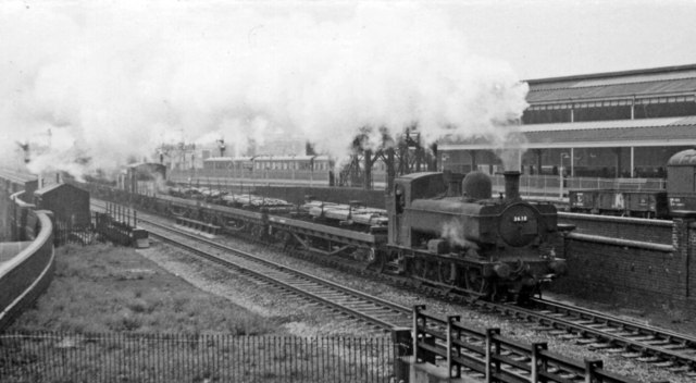 Down goods train passing Moor Street... © Ben Brooksbank cc-by-sa/2.0 ...