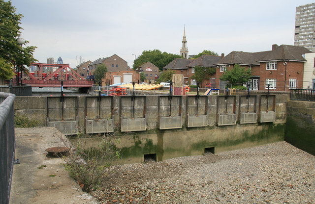 Former entrance to Shadwell Basin