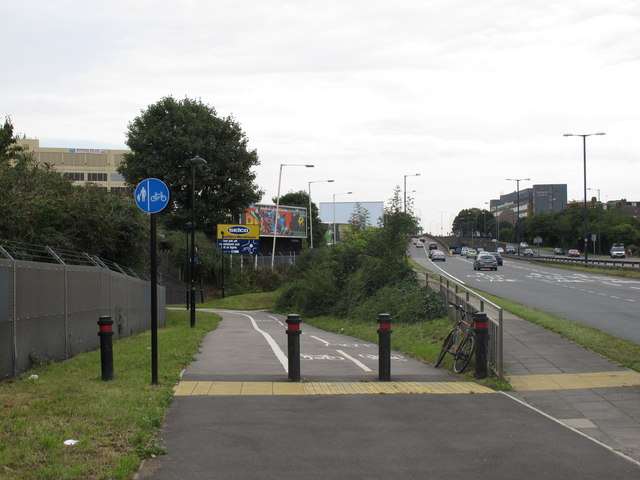 Cycle track from A40 under Central Line at Hanger Lane