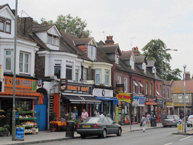 Shops and flats in Cricklewood Lane, NW2 © Mike Quinn cc-by-sa/2.0 ...