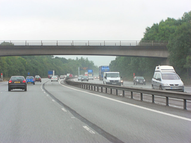M25 bridge carries Brastead Hill Road