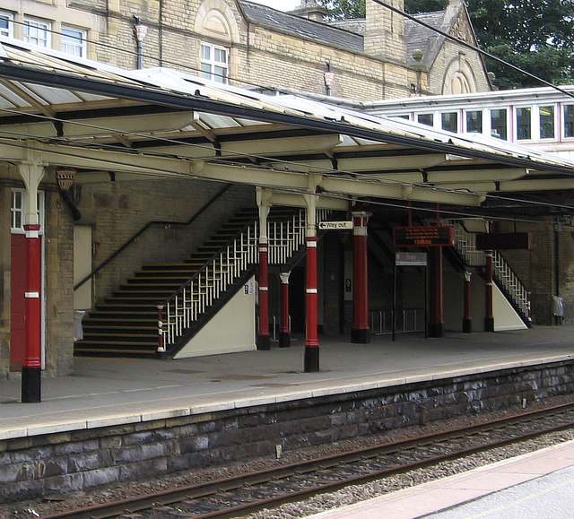 Bingley - station footbridge steps © Dave Bevis cc-by-sa/2.0 ...