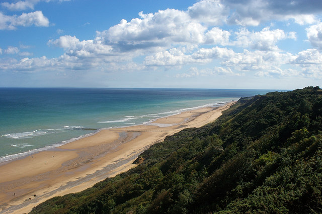 Beach view between Cromer and Overstrand © Julian Osley cc-by-sa/2.0 ...