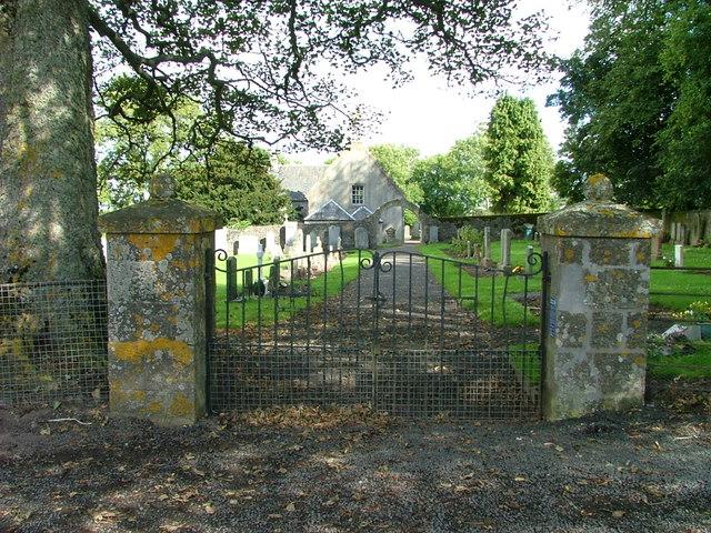 Tibbermore Church and graveyard © Dave Fergusson cc-by-sa/2.0 ...