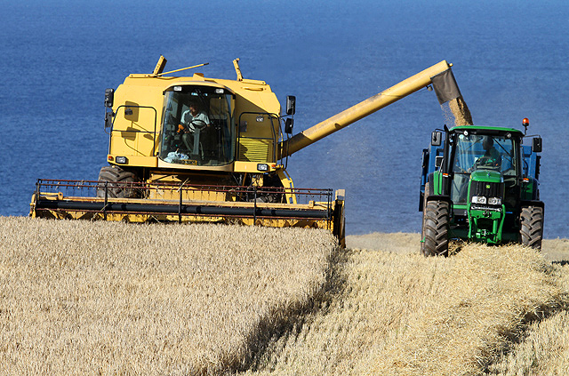 combine-harvesting-at-woodend-walter-baxter-geograph-britain-and-ireland