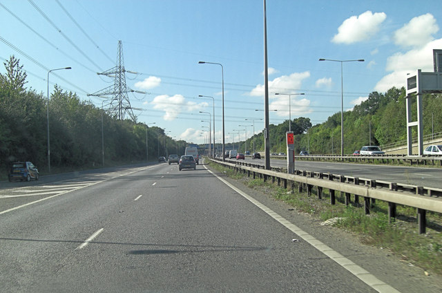 M3 south of Junction 13 © Stuart Logan cc-by-sa/2.0 :: Geograph Britain ...