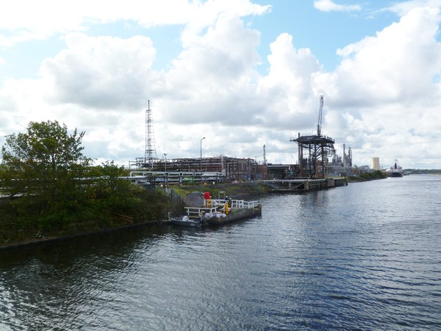 Stanlow, Landing Stage © Mike Faherty Cc-by-sa 2.0 :: Geograph Britain 