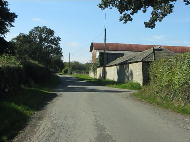 Broom Farm © Peter Whatley cc-by-sa/2.0 :: Geograph Britain and Ireland