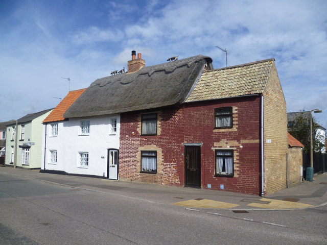 Thatched pigs in High Street, Over