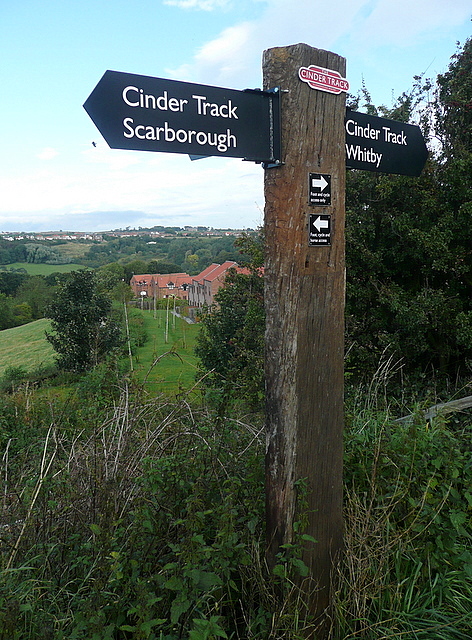 Cinder Track © Graham Horn cc-by-sa/2.0 :: Geograph Britain and Ireland