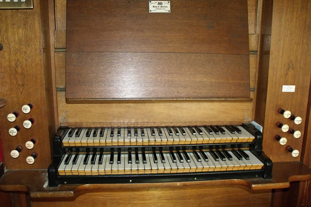 Organ Console, St Peter & St Paul Church, Upton