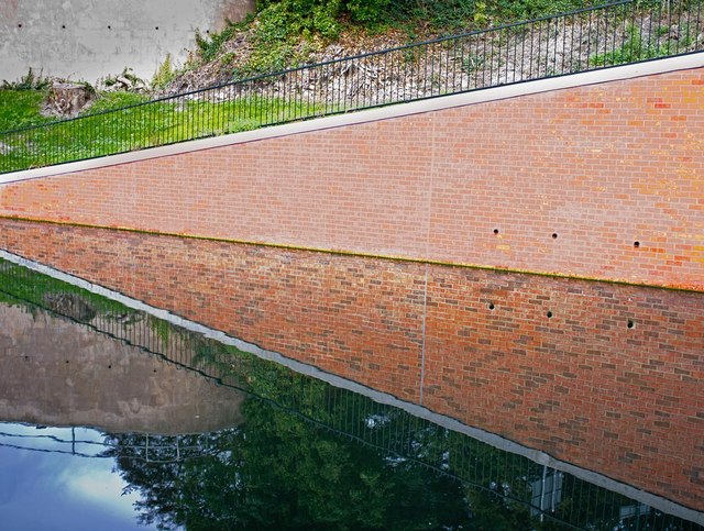 Canal wall reflection at the Brewery Bridge