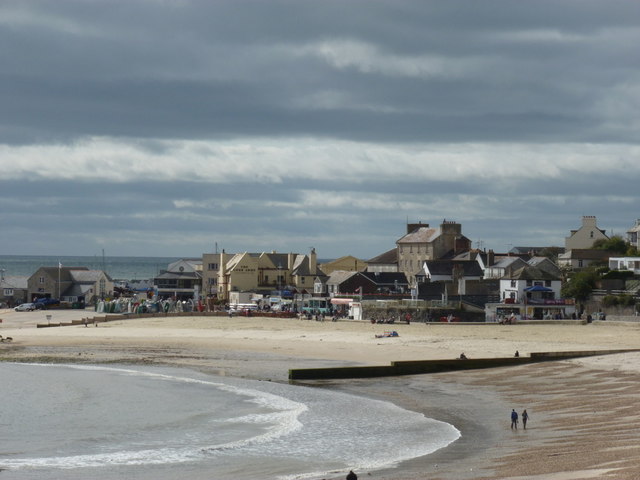 Lyme Regis: the beach and Cobb from the... © Chris Downer cc-by-sa/2.0 ...