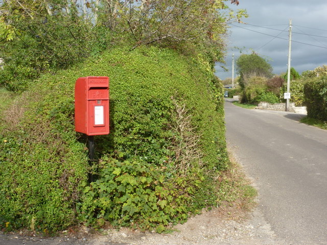 Burton Bradstock: postbox № DT6 85, Shipton Lane
