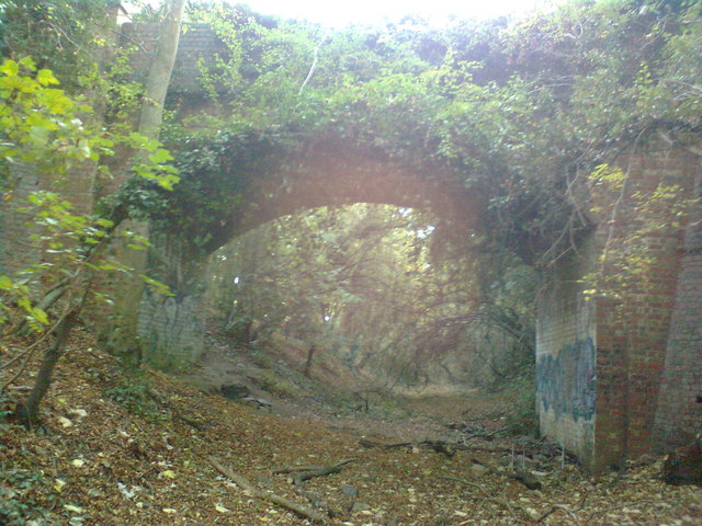 Footbridge over the abandoned railway