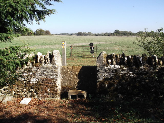 Stile on the footpath from Kencot to Alvescot
