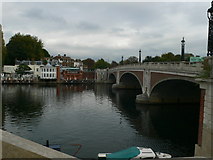 TQ1568 : Hampton Court Bridge by Eirian Evans