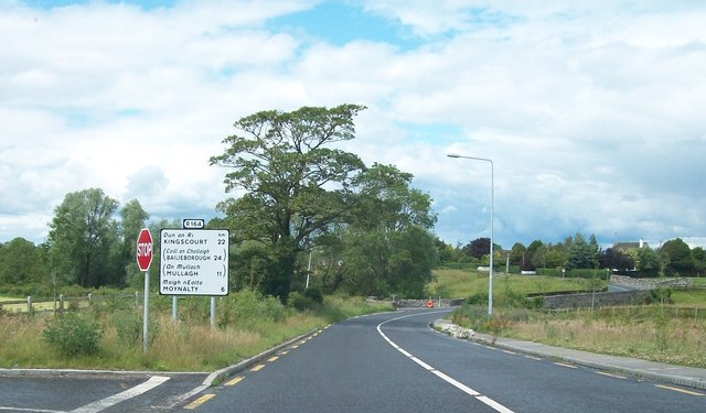 The R164 north of the intersection with the N52