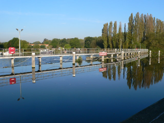 Chertsey Weir © Eirian Evans cc-by-sa/2.0 :: Geograph Britain and Ireland