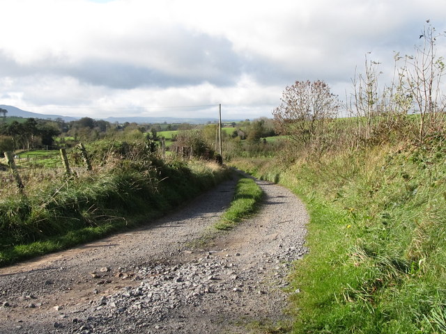 Private farm lane leading west from the... © Eric Jones cc-by-sa/2.0 ...