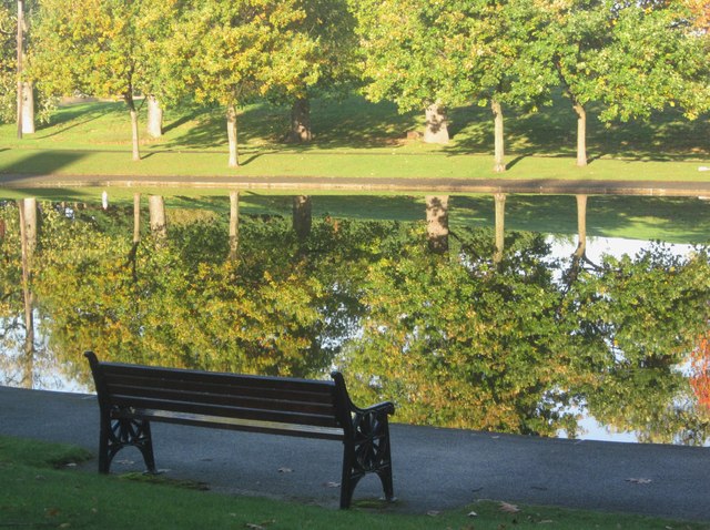 Mainc ym Mharc Eirias / A bench in Eirias Park