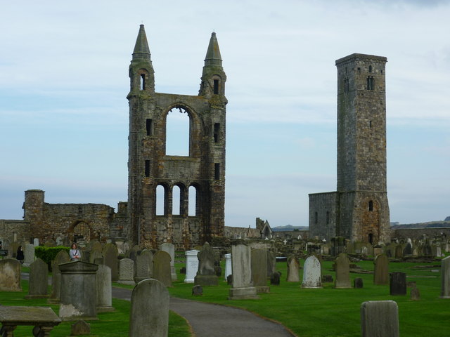 Monuments to Saint Andrew and Saint Rule © kim traynor :: Geograph ...