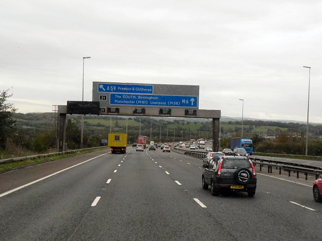 Southbound M6, Approaching Junction 31 © David Dixon cc-by-sa/2.0 ...