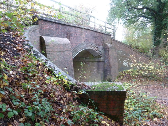 Bridge carrying the former Cranleigh... © Dave Spicer cc-by-sa/2.0 ...