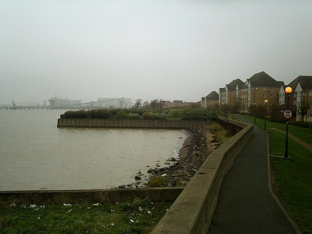 Thames shore at Grays , looking west