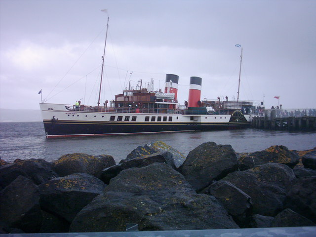 Waverley attempting to berth at Helensburgh