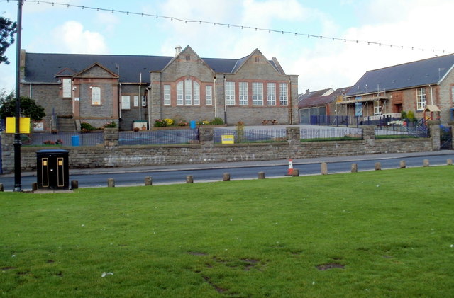 Ysgol Gynradd Gymraeg Caerphilly © Jaggery Geograph Britain And Ireland