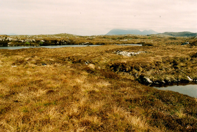 Rough ground and small lochans near Loch an Aon Aite