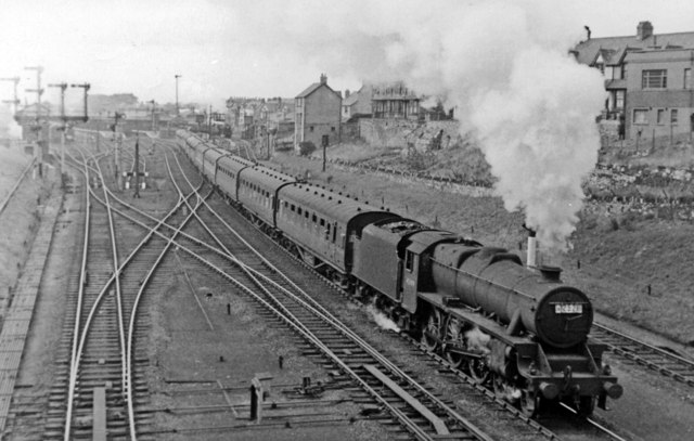 Caernarvon - Liverpool Express Leaving © Ben Brooksbank Cc-by-sa 2.0 